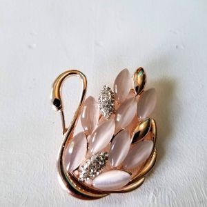 💎 JEWELLERY 2/$25💎 Pink swan brooch